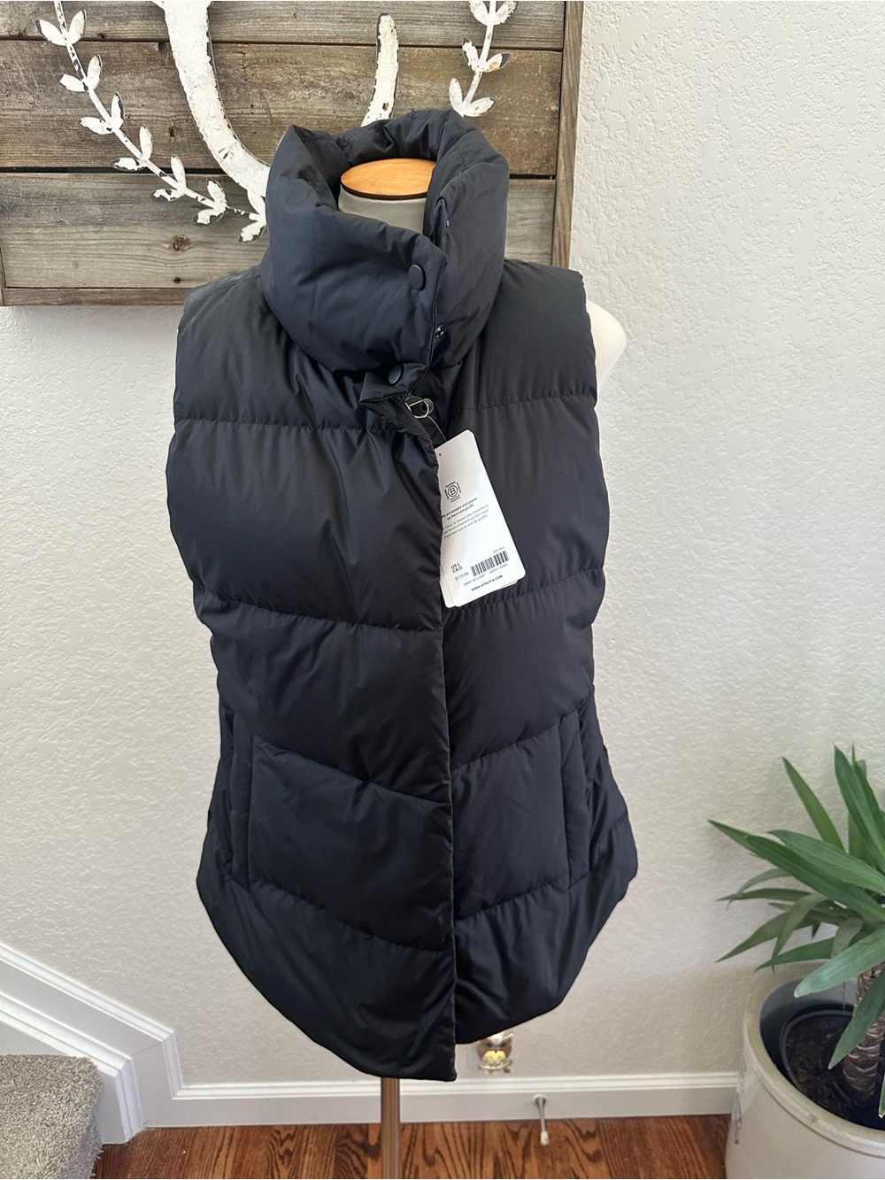 Athleta Downtown Vest‎ black puffer vest ladies size L NWT